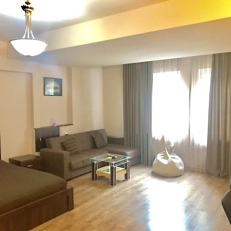 Solo Lucky Apartment Tbilisi Luaran gambar