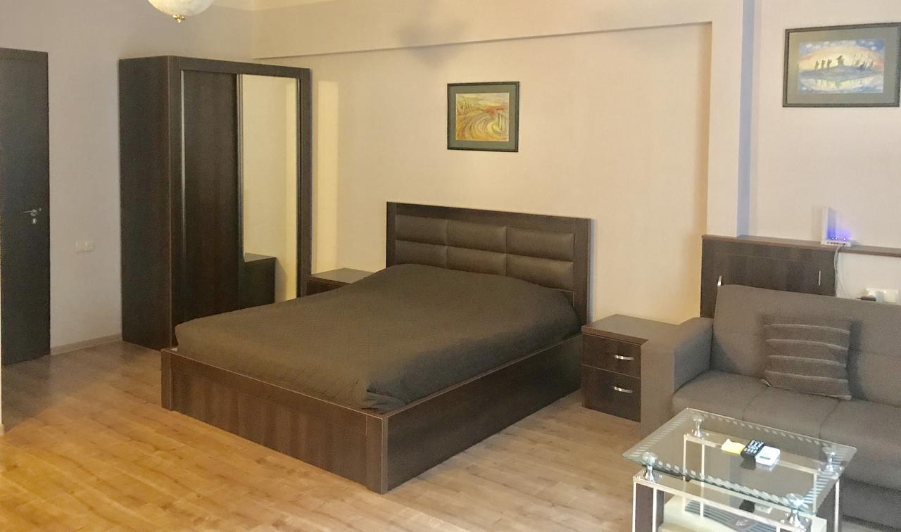 Solo Lucky Apartment Tbilisi Luaran gambar